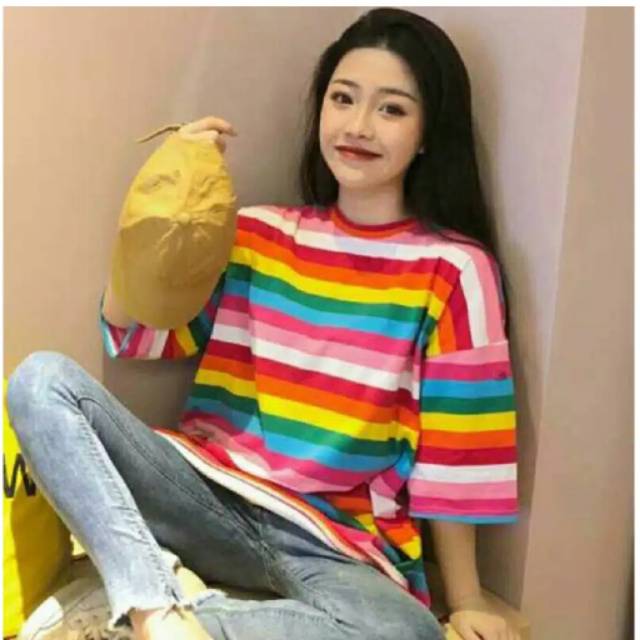 Fourfashion KAOS BAHAN TEBAL  T-SHIRT O-NECK MOTIF GARIS PELANGI SWEET RAINBOW