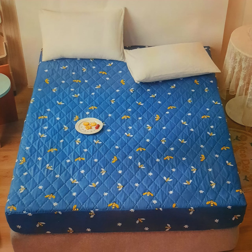 SPREI WATERPROOF IMPORT 180 X 200 CM / SPREI WATERPROOF ORIGINAL ANTI OMPOL SPREI ANTI TEMBUS / SPREI ANTI AIR BAHAN ADEM LEMBUT DAN KARET KELILING SEPREI ANTIAIR KARET KELILING ANTIPANAS ANTI TEMBUS OMPOL-BLUE LEBAH