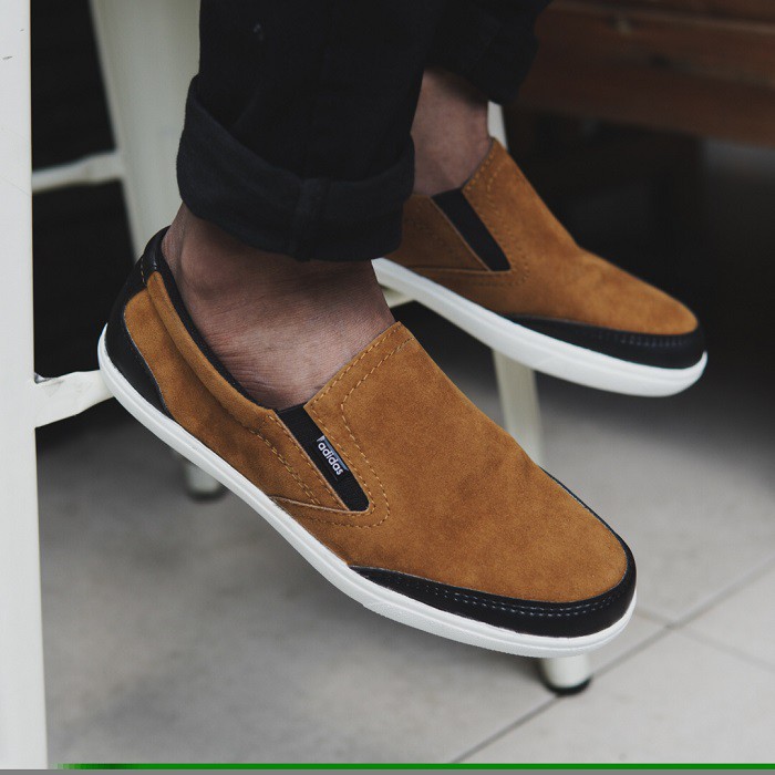 sepatu pria slop casual adidas advantage tan slip on suede murah