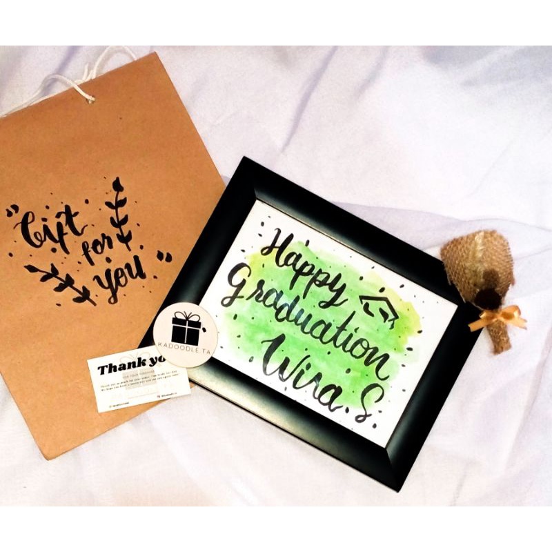 

KADO PIGORA MURAH GIFTBOX HAPPY BIRTHDAY HAPPY GRADUATE KADO HANDLATTERING MURAH UNTUK SAHABAT PACAR