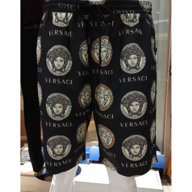 Celana pendek pria model versace