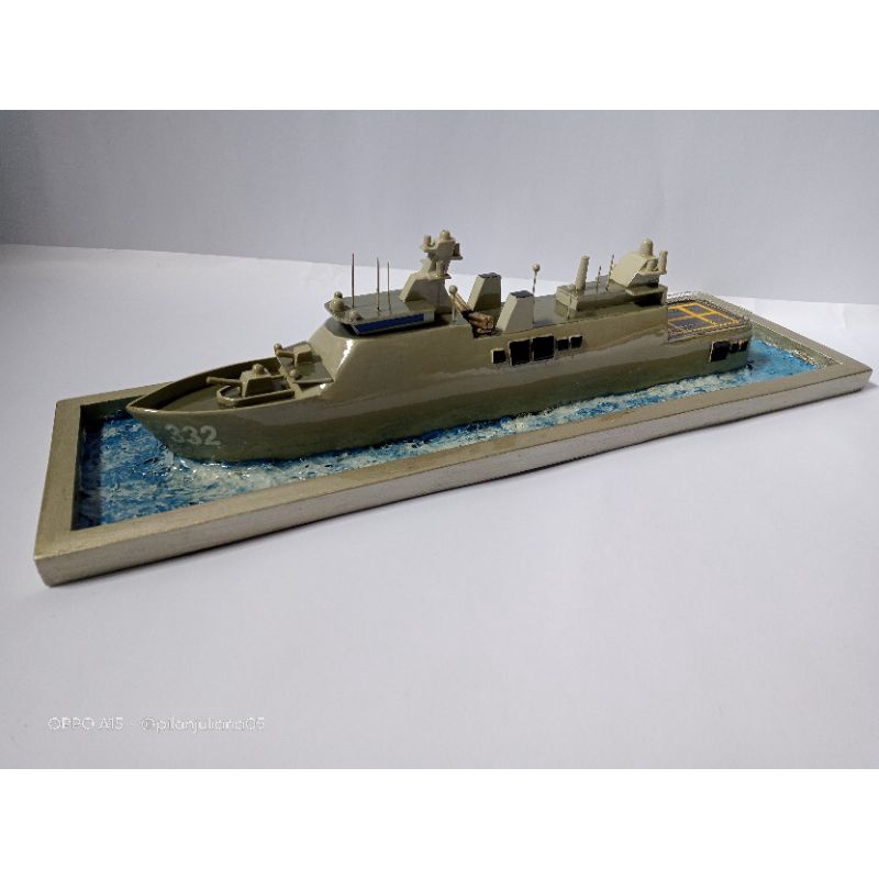 miniatur kapal perang