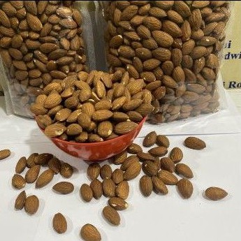 

kacang almond mentah