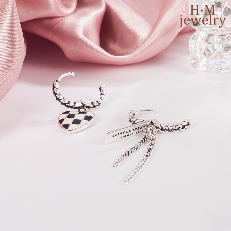 Anting Klip Asimetris Desain Papan Catur Hati Gaya Retro Untuk Wanita