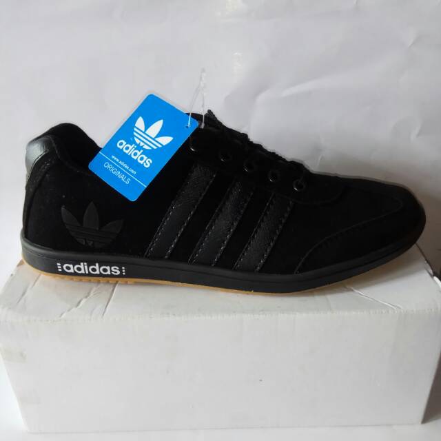 Sepatu sneakers adidas all black