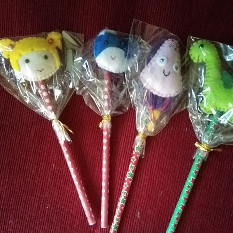 

Pensil dan kalam karakter