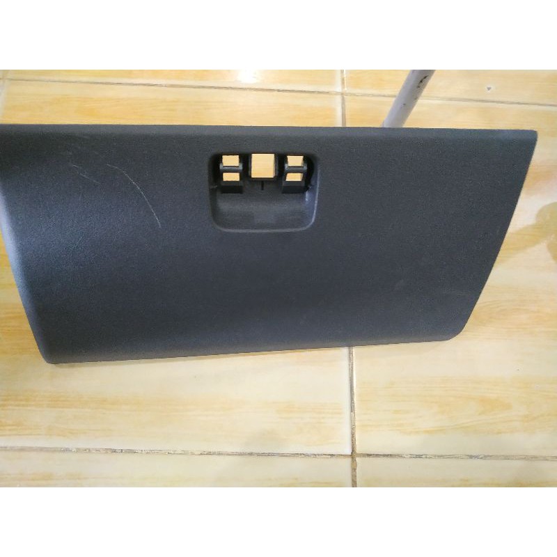 Tutup laci dasbor Mitsubishi Colt T120ss