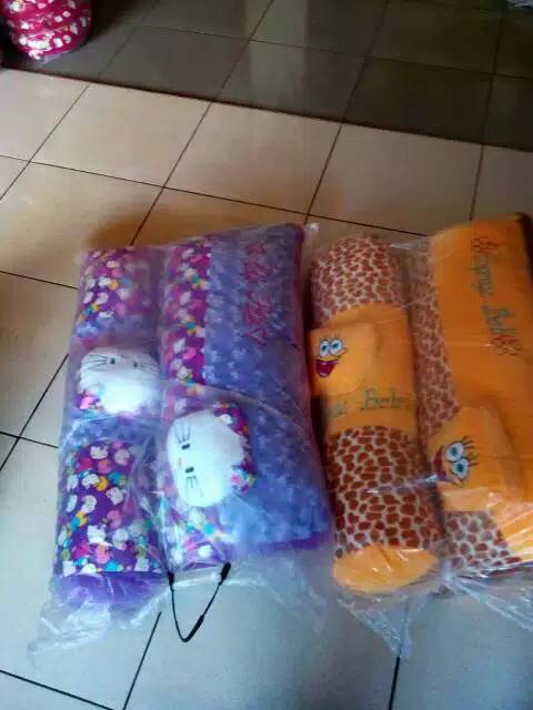 Set Bantal guling cinta karakter