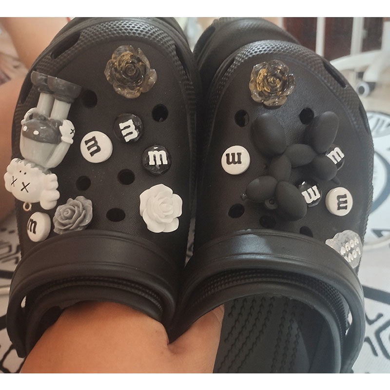 17 Pcs Aksesoris Sepatu Wanita Motif Kartun Anjing Balon KAWS Dan Crocs