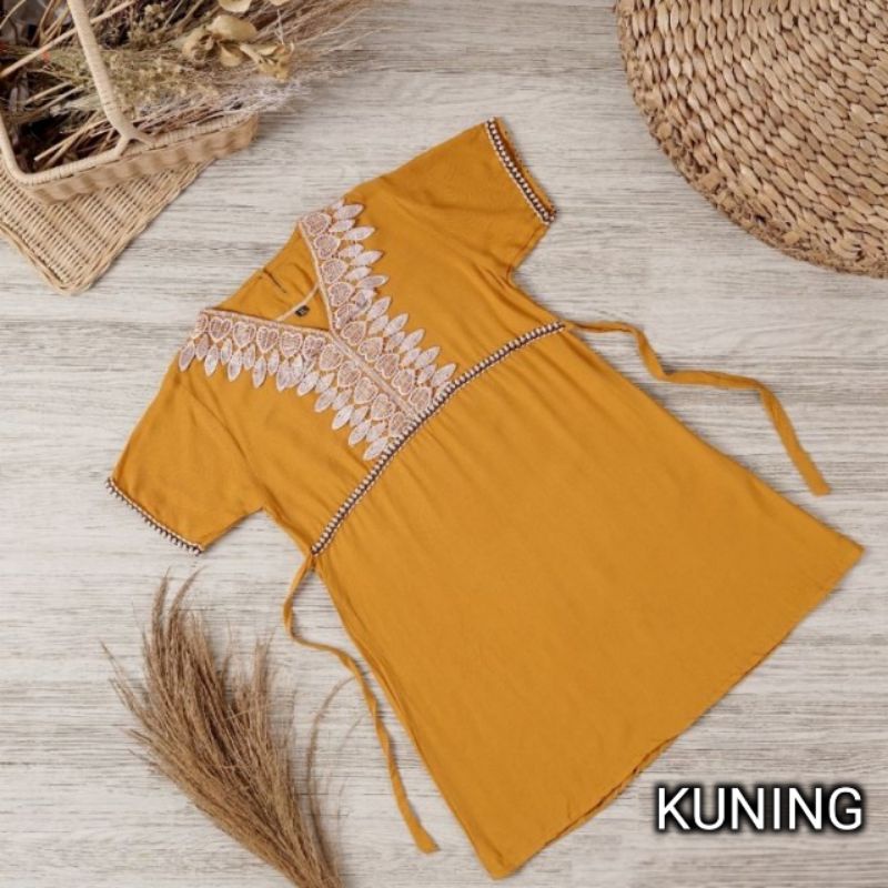 Baju Balita Perempuan Cewek Umur Usia 1 2 3 4 5 6 7 Tahun Model Terbaru Murah Harga Grosir Motif Renda Polos Bertali Kancing Belakang Leher Bahan Adem Nyaman Aneka Warna Size S M L XL Lengan Pendek Ukuran Kecil Modern Kekinian Bisa COD Ecer