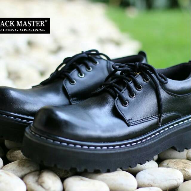 Sepatu underground boots low black