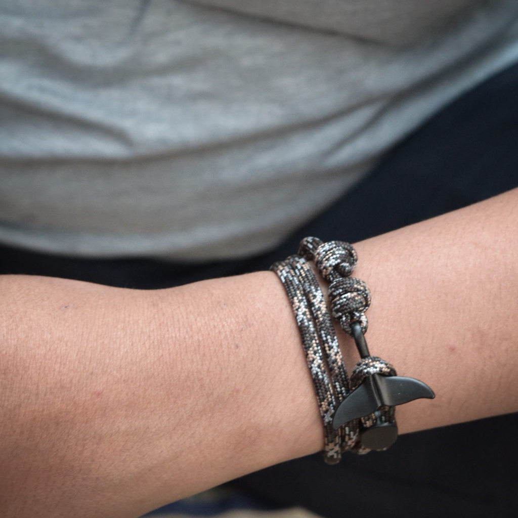Gelang Pria Cowok Tali Paracord 4mm Liontin Ekor Paus Besi Warna Hitam Whale Tail Charm Adjustable Premium