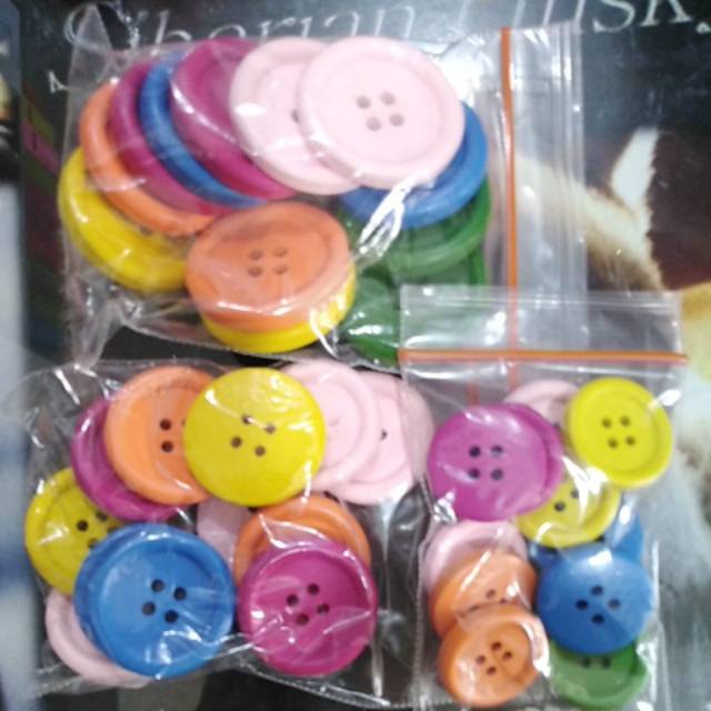 Kancing kayu warna 100 pcs diameter 1.5 &amp; 2 cm