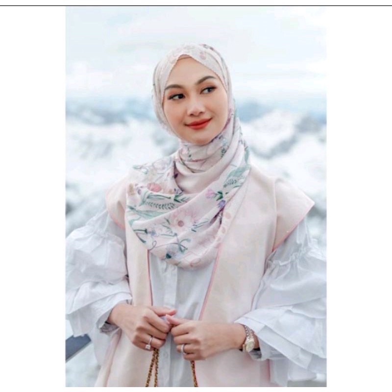 ❌SOLD❌(PRELOVED) Buttonscarves Satin Shawl Nada Series-Fis