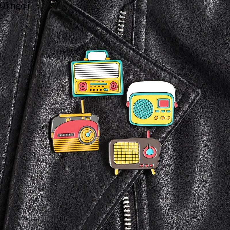 Bros Pin Enamel Bentuk Radio Kartun 80 's Old-school Music Player Bahan Metal Gaya Retro Untuk Hadiah