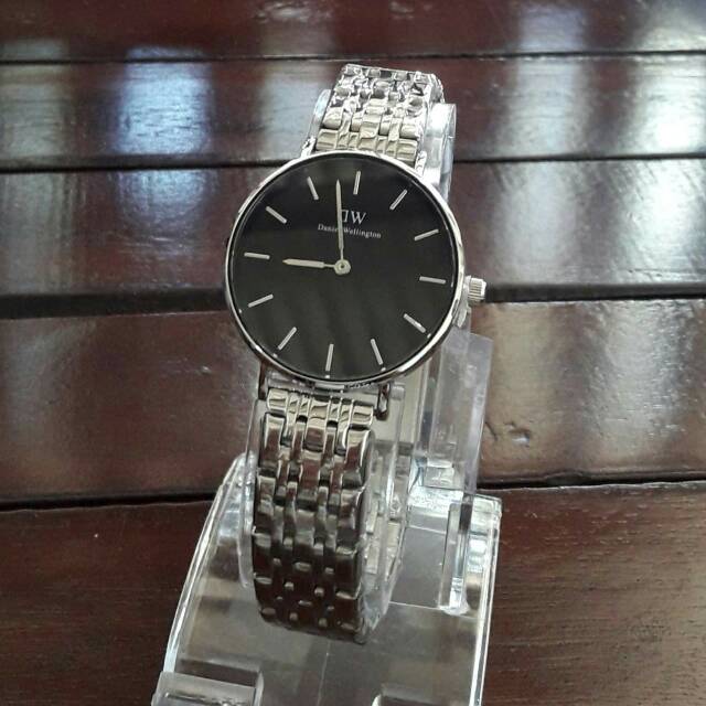 JAM TANGAN DANIEL WELLINGTON RANTAI SILVER BLACK UDAH PAKAI BOX KANCING