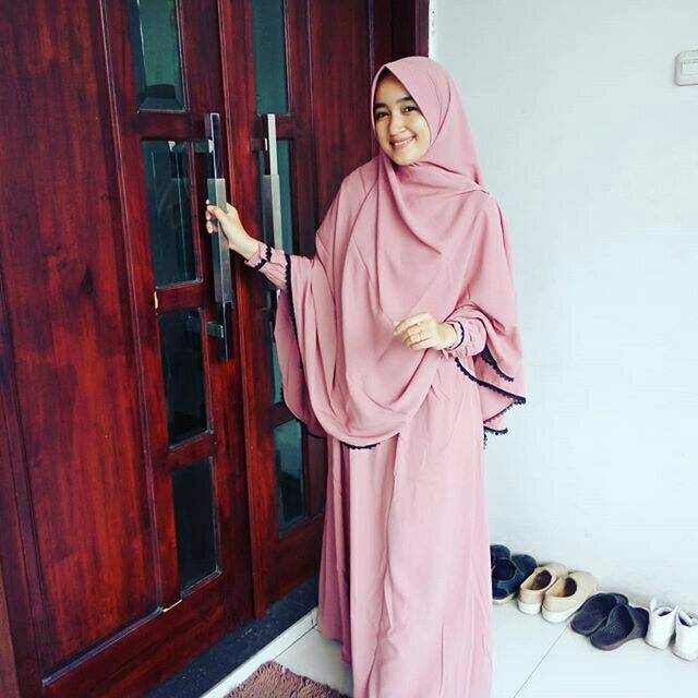 Gamis renda hitam