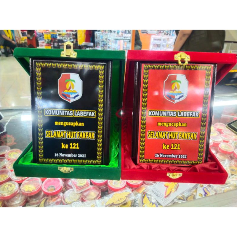 

plakat kayu bikin siap dipesan