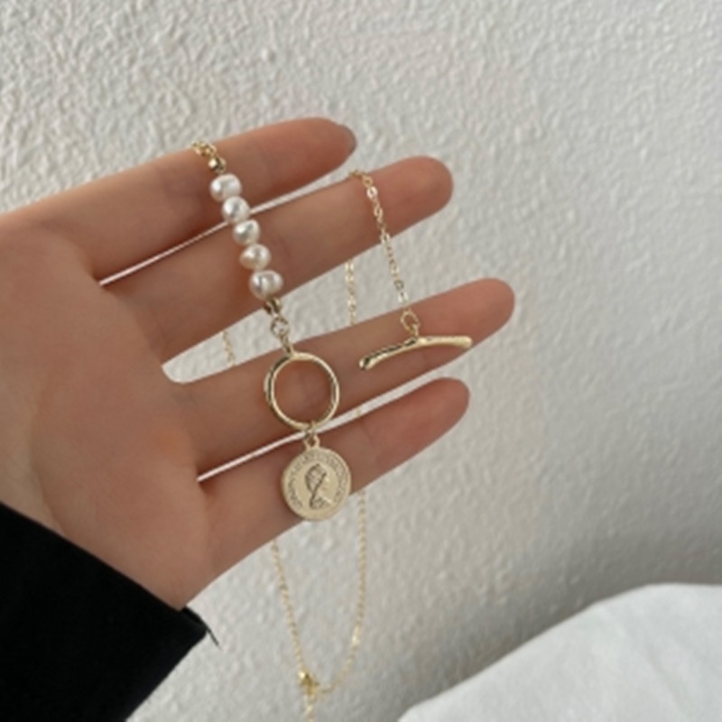 Fashion OT Buckle Coin Pendant Simple Pearl Chain Female Design Sense Clavicle Necklace for Women