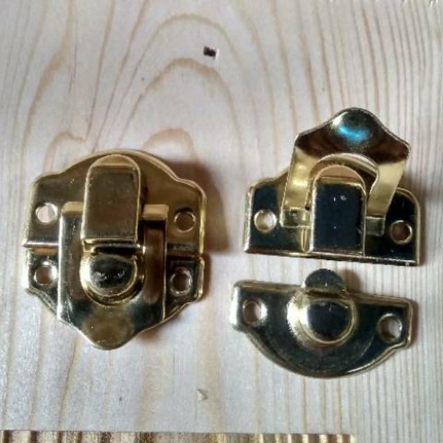 Kancing/kunci box perhiasan gold
