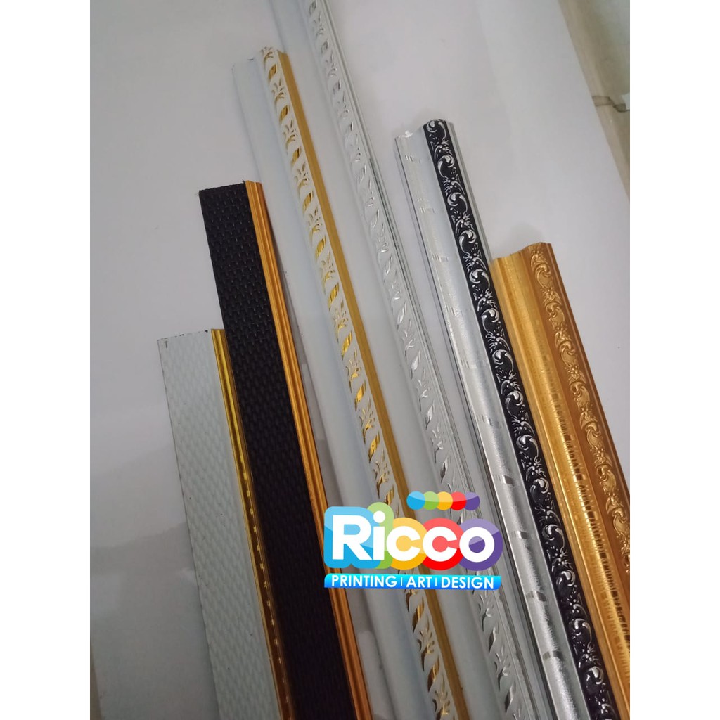 Pigura lebar 3 cm ukir dan minimalis 2,5 . Harga per batang. (MINIMAL 5 BATANG)