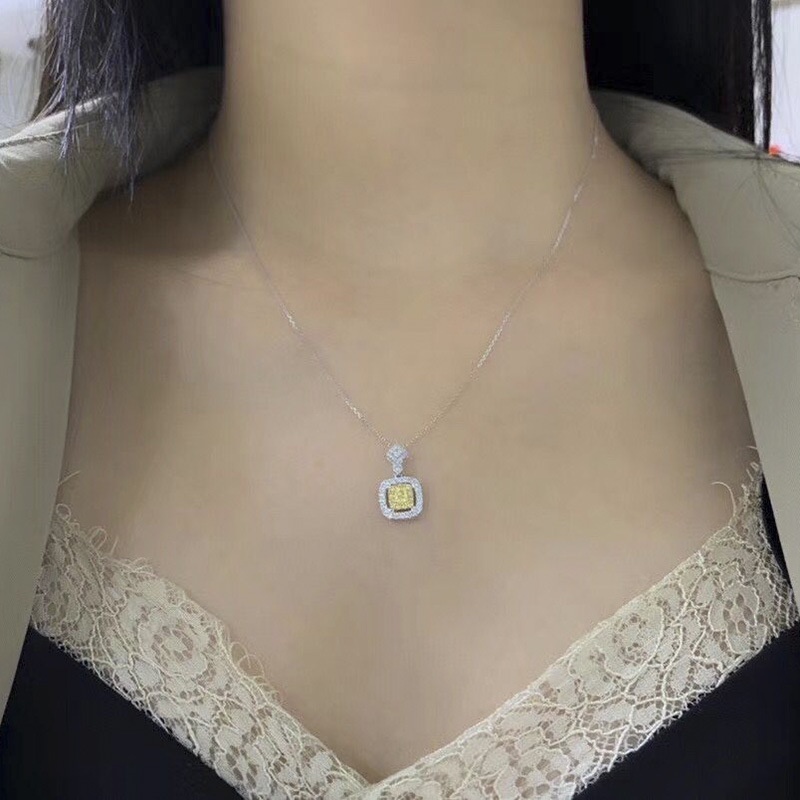 Kalung Emas 18K Bentuk Kotak Aksen Berlian Warna Kuning Bahan Stainless