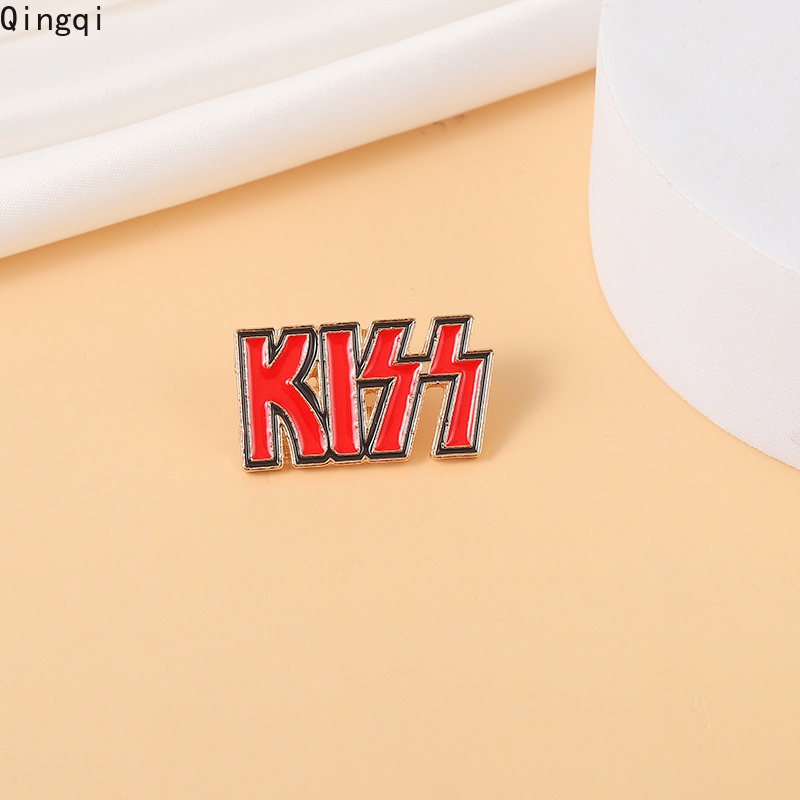 Bros Pin Enamel Desain Tulisan KISS Warna Merah Untuk Hadiah