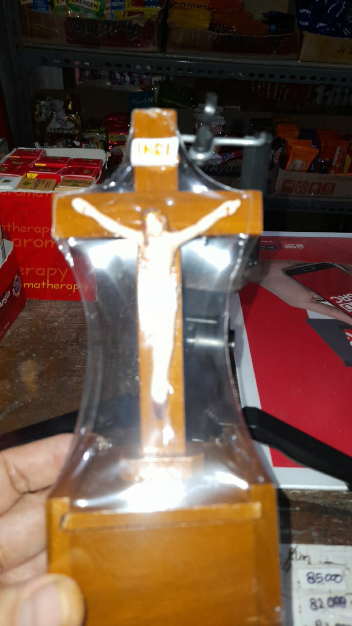 Salib Duduk Meja Kayu Dengan Kotak Rosario Benda Rohani Corpus Patung Yesus Inri Fiberglass 17 Cm