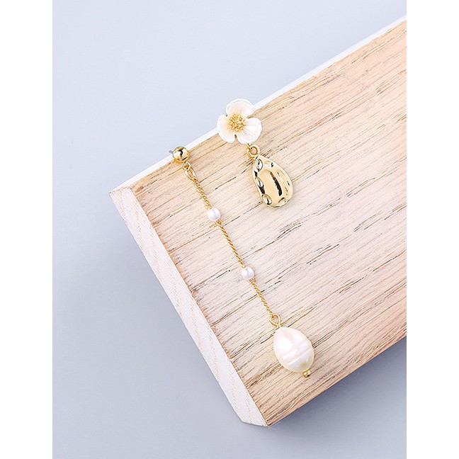 LRC Anting Tusuk Fashion Gold Asymmetric Flower S925 Sterling Silver Shell Pearl Earrings F95570