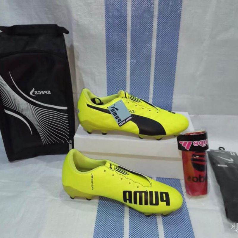 Sepatu bola Paket Lengkap