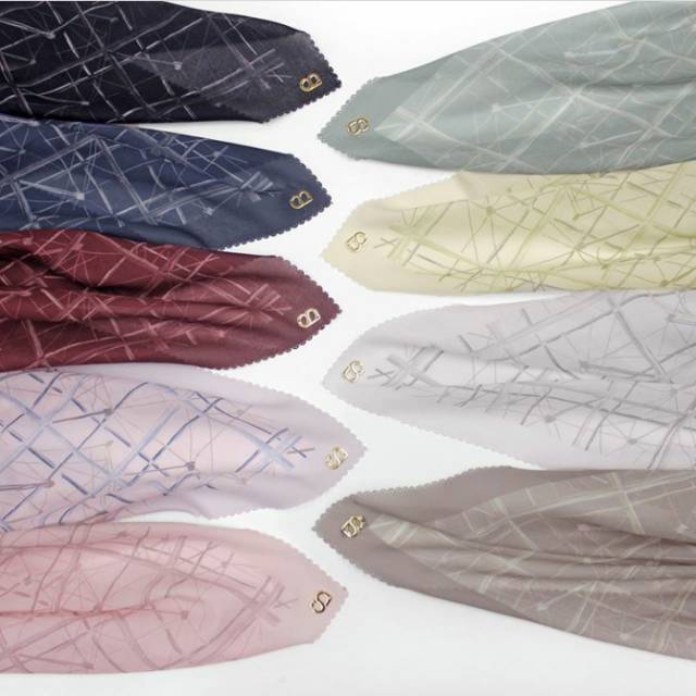 Buttonscarves seri Louvre