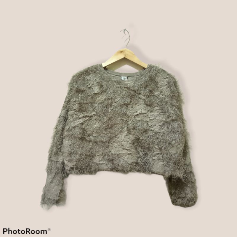 Sweater rajut crop furry Bulu bulu Zara preloved
