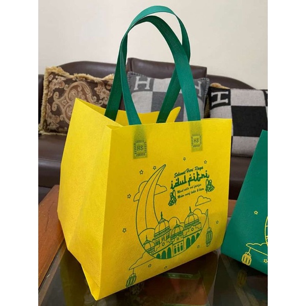 

tas spunbond buat nasi box ukuran 23&25 isi 12 pcs terlaris