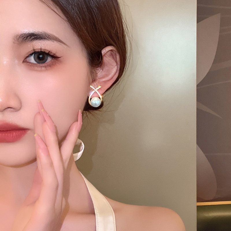 Anting Stud Desain Salib Aksen Mutiara Kristal Warna Emas Untuk Wanita