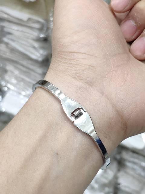 Gelang titanium silver trendy salib