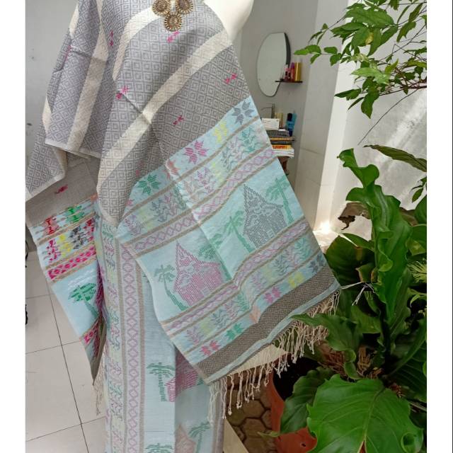 SEMI SUTERA BERSTEKTUR MOTIF  SOPO TOBA WARNA  ABU  ABU  
