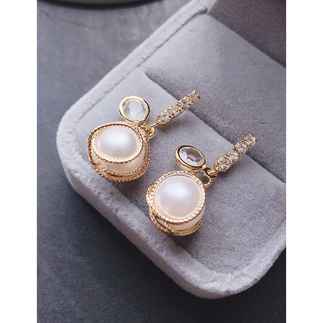 LRC Anting Tusuk Fashion Golden Pearl Earrings With Diamonds D68243