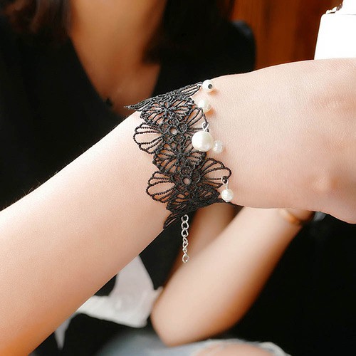 LRC Gelang Tangan Elegant Black Pearl Decorated Hollow C66791