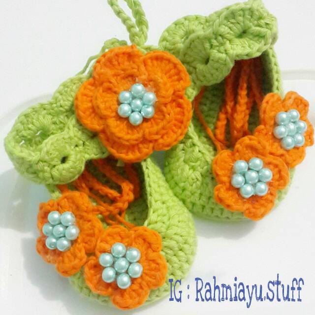 Set sepatu rajut bayi prewalker (sepatu+headband)