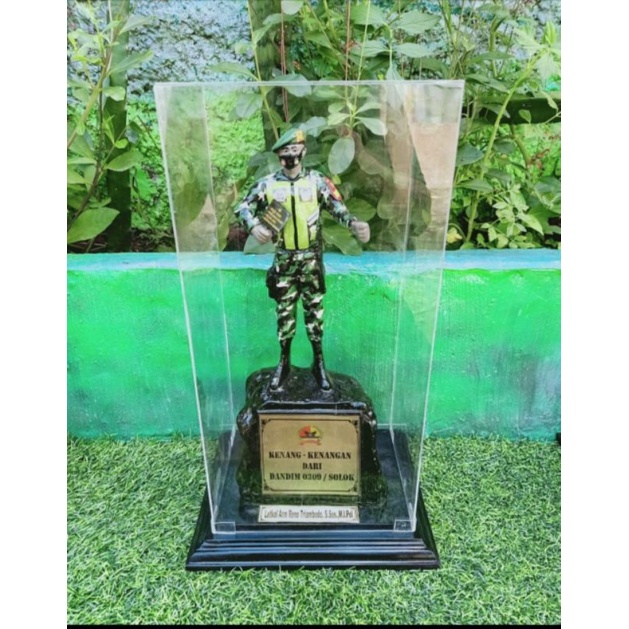 miniatur patung costum tni