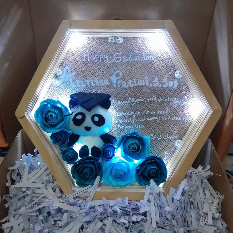 Kado estetik frame hexa (variasi boneka+bunga kertas)