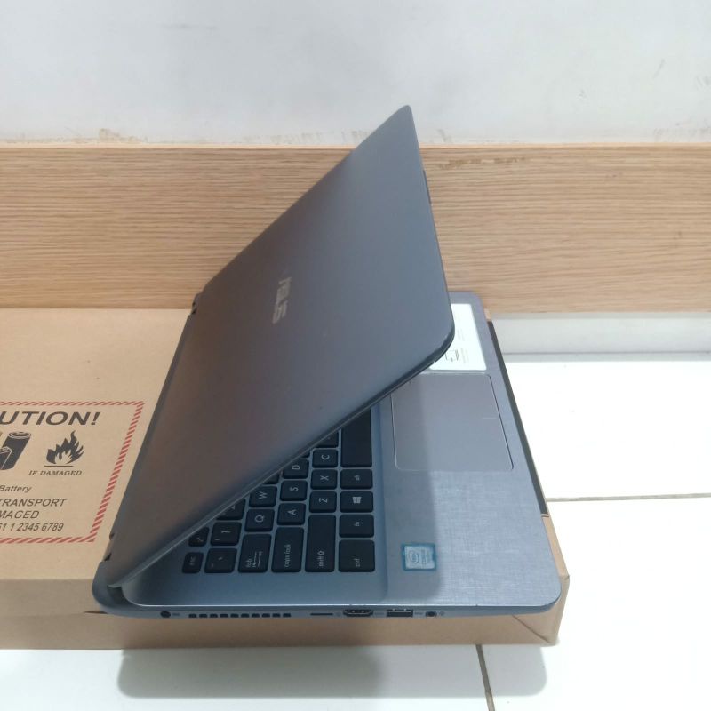 Laptop Asus Vivobook A407U Ram 4GB/HDD 1TB Vga Ultra HD 620 Windows 10 Desain body slim