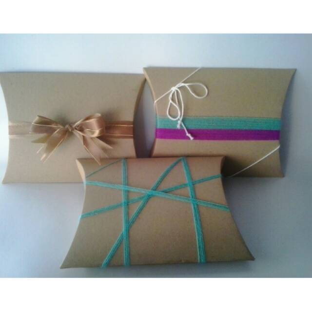 

PILLOW BOX / KOTAK KADO dari kertas SOFT BOARD 300 Gram