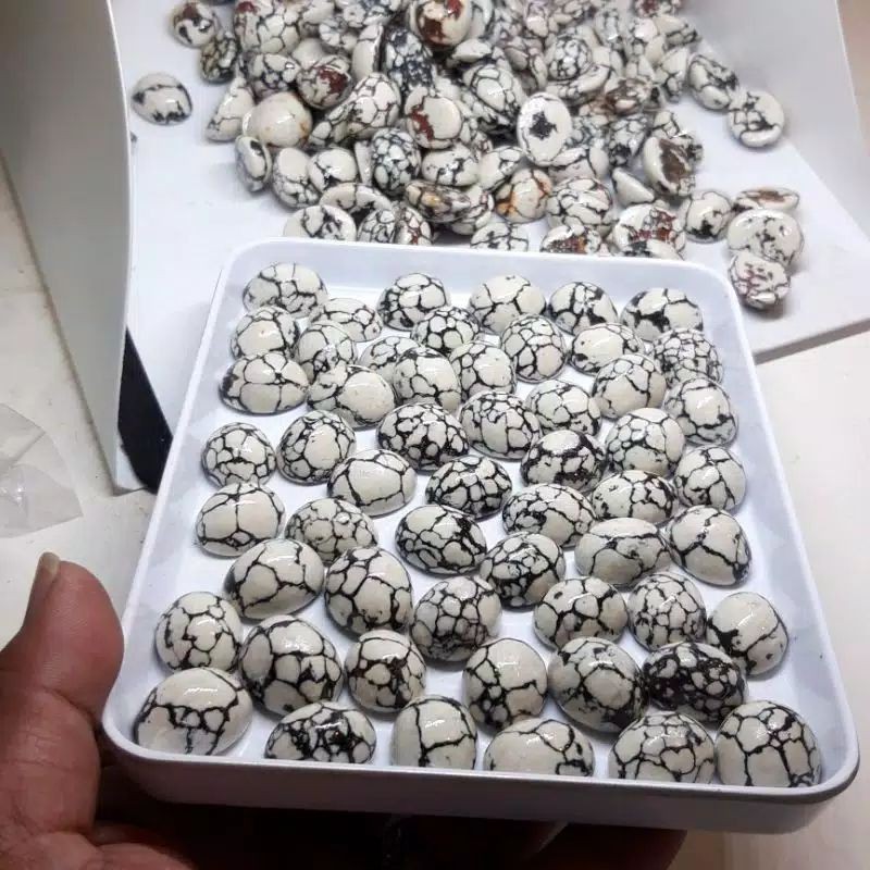 Batu pirus putih urat hitam