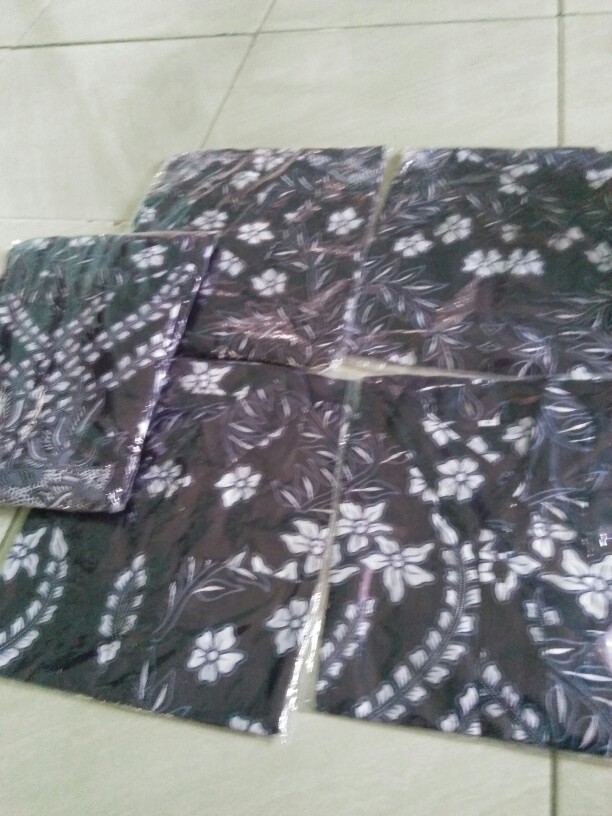Batik Couple Keluarga • Batik Couple Keluarga Sania Ruffle Ori Ndoro Jowi Manuk Tarung Putih