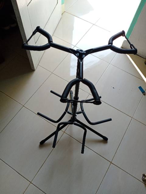 Stand gitar triple untuk 3 gitar