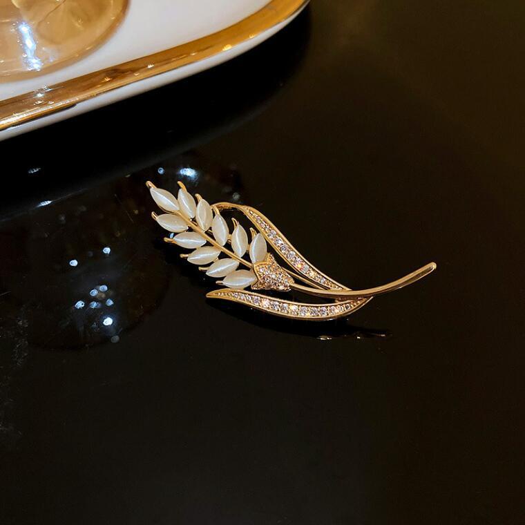 Bros Bentuk Daun Warna Emas Aksen Berlian Imitasi Gaya Vintage Untuk Aksesoris Pakaian