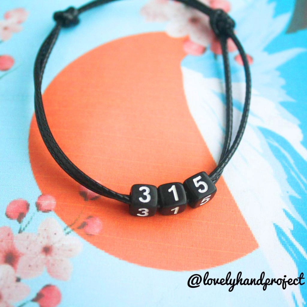 Gelang Huruf Custom Inisial Nama dan Angka Tali Kulit Korea Waterproof &amp; tali satin kotak hitam (1pcs)