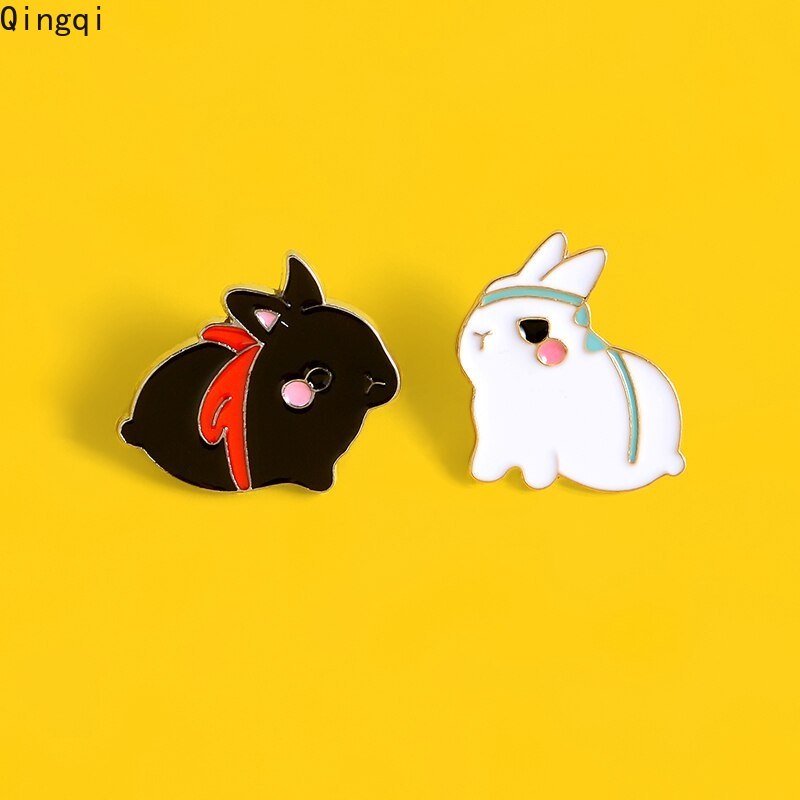 Bros Pin Enamel Bentuk Kartun Hewan Kelinci Warna Hitam Putih Untuk Hadiah