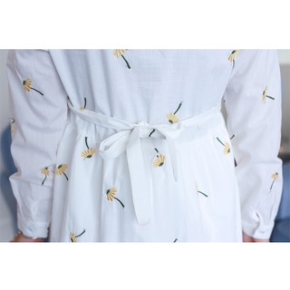 Gaun Wanita dengan Model Potongan Longgar dan Kerah V Neck Gaun Wanita dengan Model Potongan Longgar dan Kerah V Neck